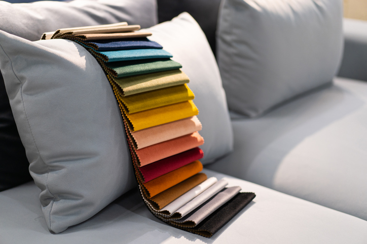 kolorowe próbki tkanin na sofie